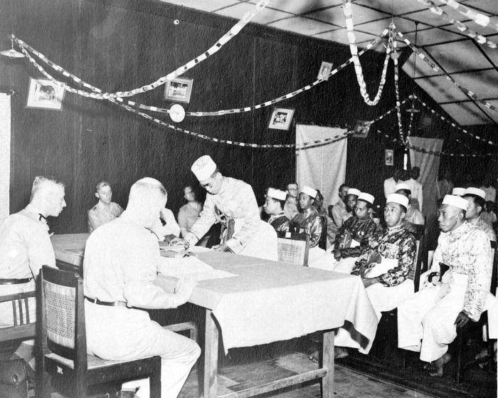 Penandatanganan Deklarasi Pendek (Korte Voklaring) antara Andi Idjo Karaeng Lalolang dan administrasi NICA pada 5 September 1946. (Tropenmuseum, part of the National Museum of World Cultures)