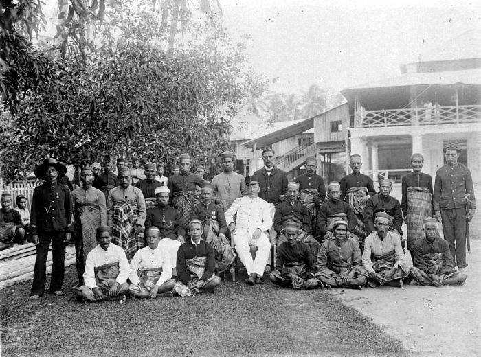 Kapten J. van Hecht Muntingh Napjus (duduk paling tengah) di antara para Kepala Wilayah (Karaeng) dan Dewan Adat Gowa, Sulawesi Selatan, sekitar tahun 1936. (Tropenmuseum, part of the National Museum of World Cultures)