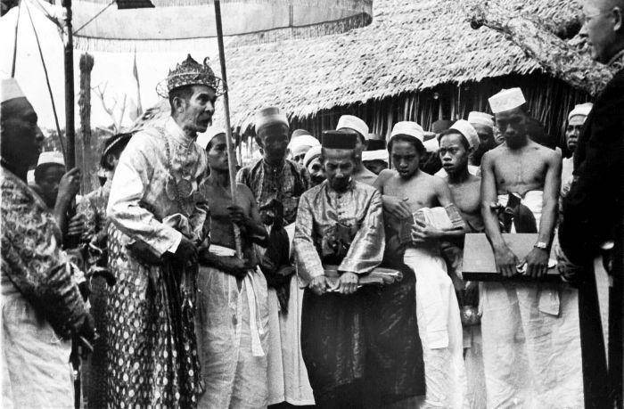 I Mangimangi Karaeng Bontonompo, Raja Gowa ke-35, bersama para pengikutnya dan beberapa pejabat, menyambut kedatangan Gubernur Sulawesi yakni G.A Bosselaar pada tahun 1936. (Tropenmuseum, part of the National Museum of World Cultures)