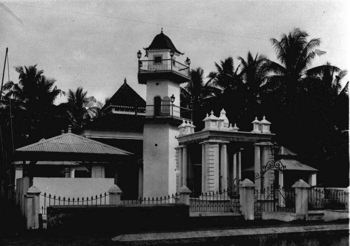 Potret Masjid Babul Firdaus di Kota Makassar, atau Masjid Gowa Jongaya sebab didirikan oleh Sultan Muhammad Husain, pada dekade 1920-an. (Tropenmuseum, part of the National Museum of World Cultures)