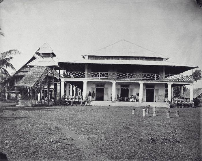 Salah satu bangunan di kompleks Istana Balla Lompoa, Gowa, Sulawesi Selatan, tahun 1937. (Tropenmuseum, part of the National Museum of World Cultures)