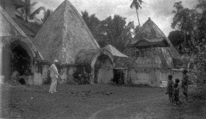 Pemandangan kompleks pemakaman raja-raja Gowa, Sulawesi Selatan, antara tahun 1900 hingga 1920. (Tropenmuseum, part of the National Museum of World Cultures)
