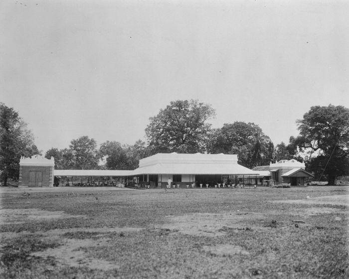 Kediaman pejabat sipil Hindia-Belanda di Sungguminasa, Gowa, Sulawesi Selatan, antara tahun 1910 hingga 1940. (Tropenmuseum, part of the National Museum of World Cultures)