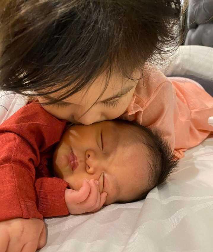 Kakak Siaga, 10 Potret Bukti Nastusha Alinskie Menyayangi Baby Dante