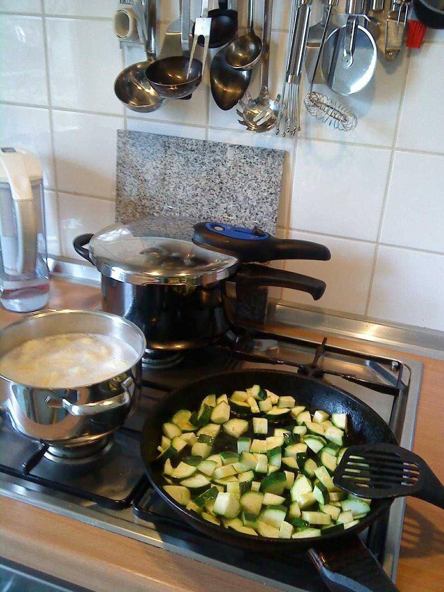 memasak dengan pressure cooker (pixabay.com/Counselling / 1187 foto)