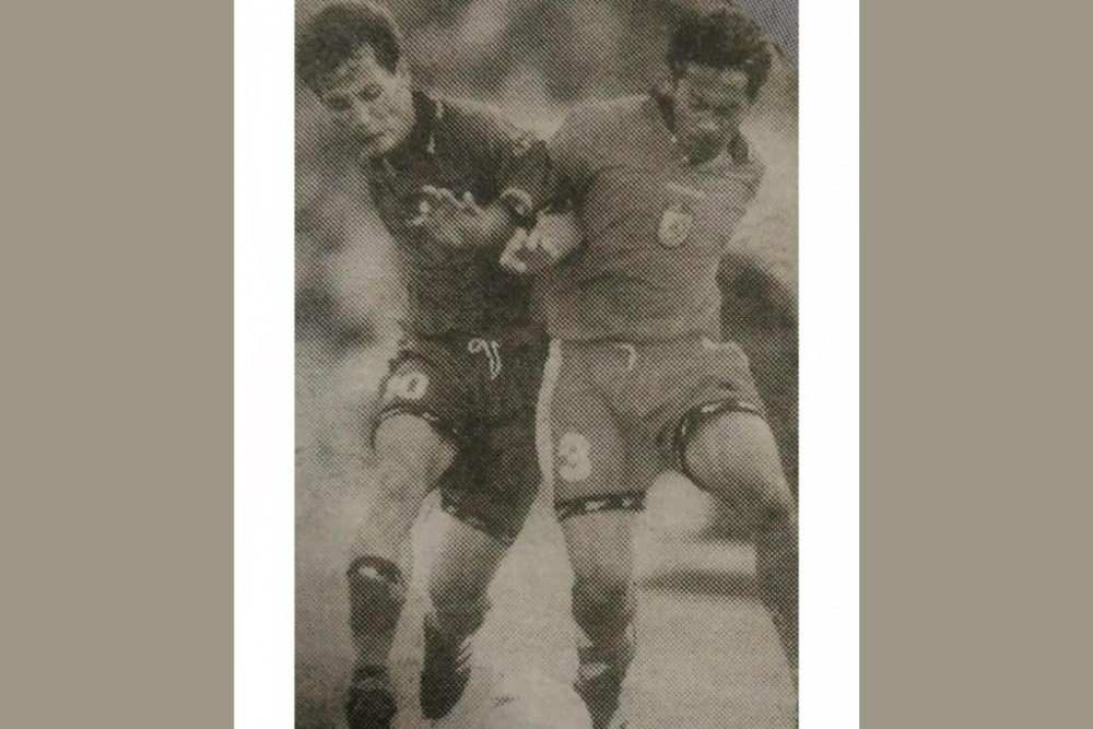 Bek PSM Makassar di Ligina VI musim 1999/2000, Aji Santoso (kanan), sedang memperebutkan bola dengan pemain Persebaya Surabaya yakni Ahmad Ariadi. (Instagram.com/sulselfootballhistory)