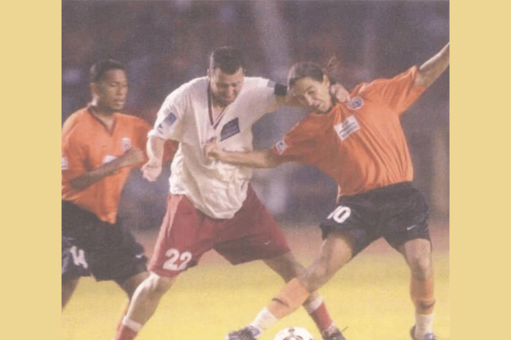 Gelandang PSM Makassar, Carlos de Mello (tengah), saat berlaga di final Liga Indonesia (Ligina) VII musim 2001 melawan Persija Jakarta. (Instagram.com/memori_psm)