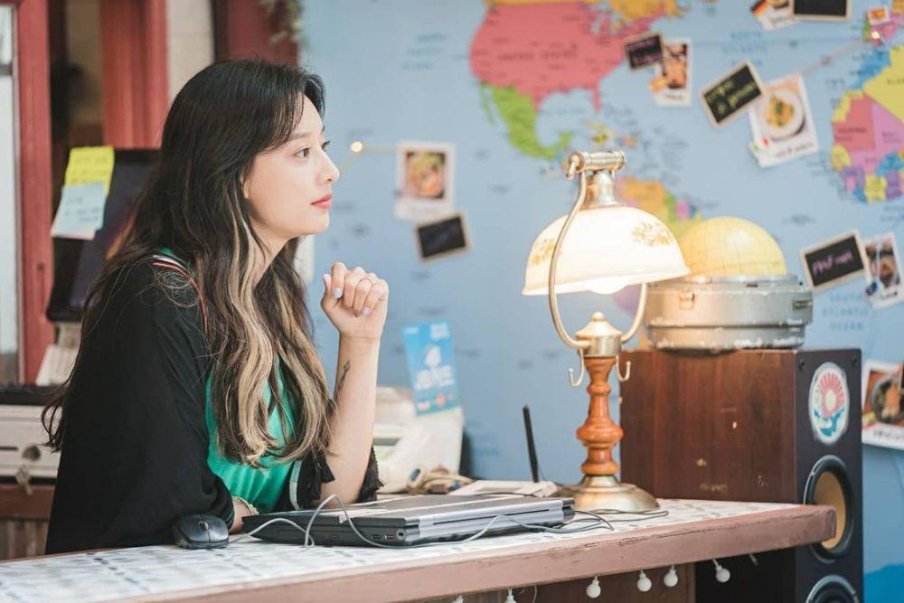 Berani Tampil Beda, 10 Potret Manis Kim Ji Won dengan Rambut Ombre