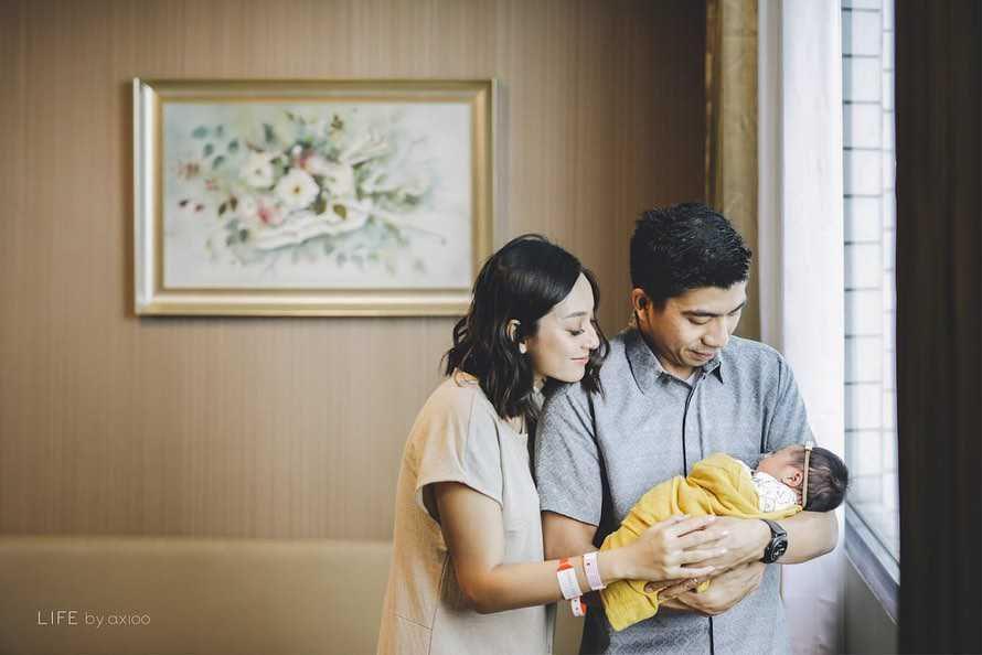 10 Potret Keseharian Lolita Agustine Momong Putrinya, Keibuan Banget!