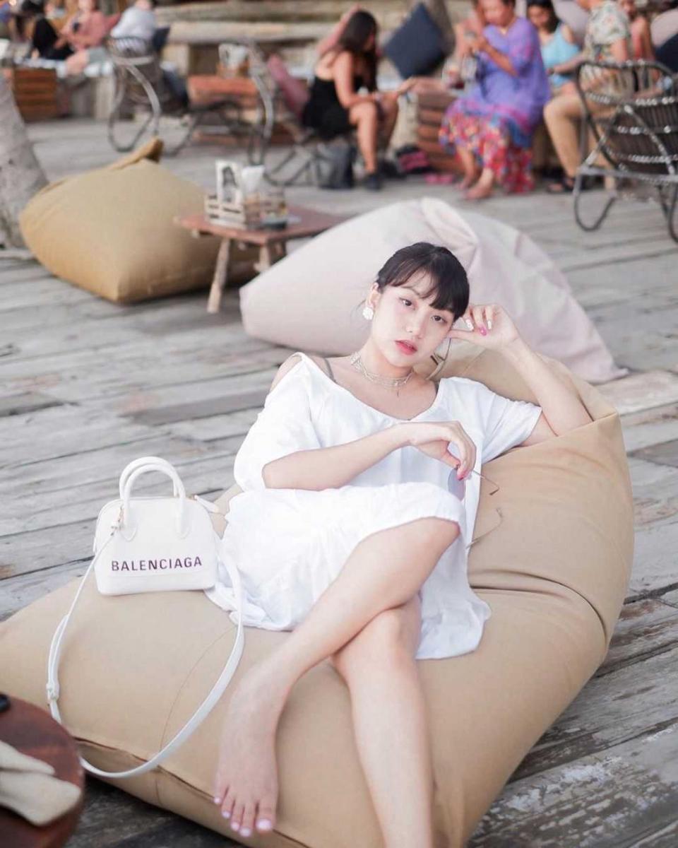 9 Potret Menawan Ghea Indrawari Kenakan Dress Saat Liburan, Girly!