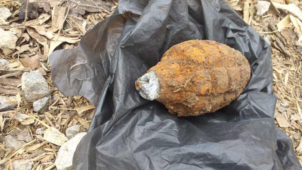 Gali Pondasi Rumah, Warga Jombang Temukan Granat Berbentuk Nanas