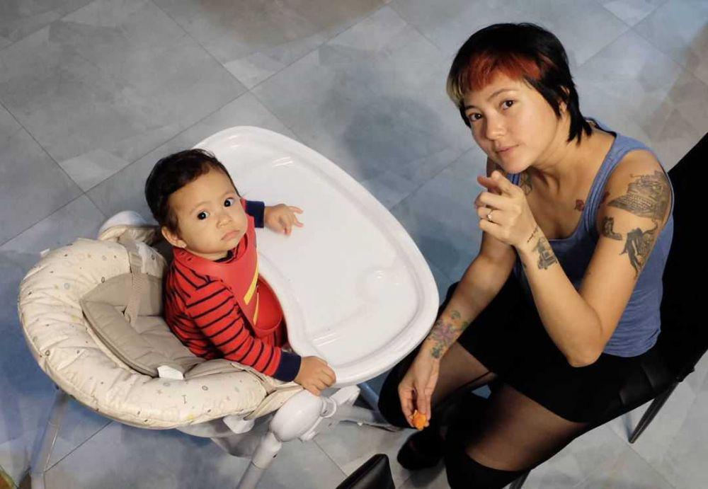 Dikenal Tomboy, 10 Potret Keseharian Poppy Sovia yang Keibuan Banget!