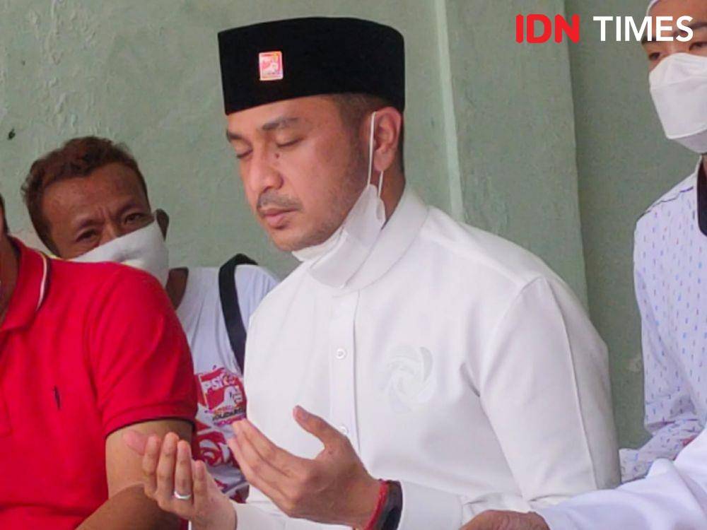 Giring Ganesha berdoa di Makam Pahlawan KH Abdul Wahab Chasbullah. IDN Times/Zainul Arifin