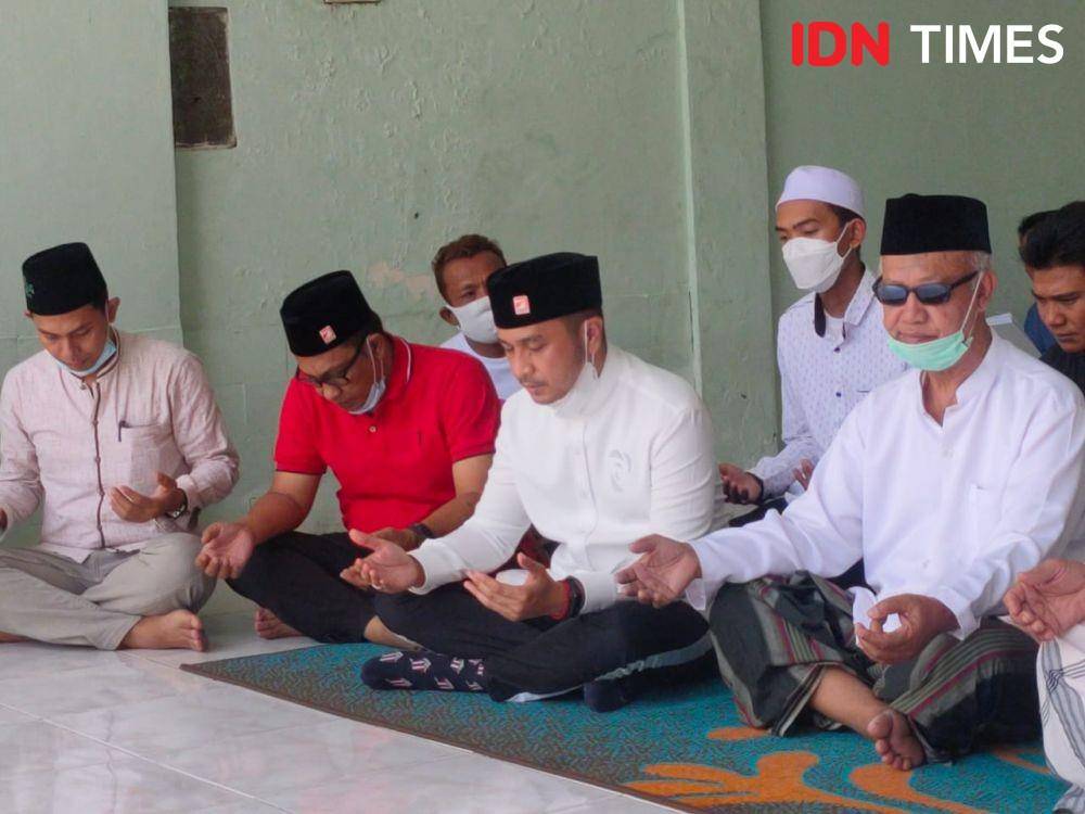 Giring dan rombongan PSI di Makam Pahlawan Kiai Wahab Chasbuah Jombang. IDN Times/Zainul Arifin
