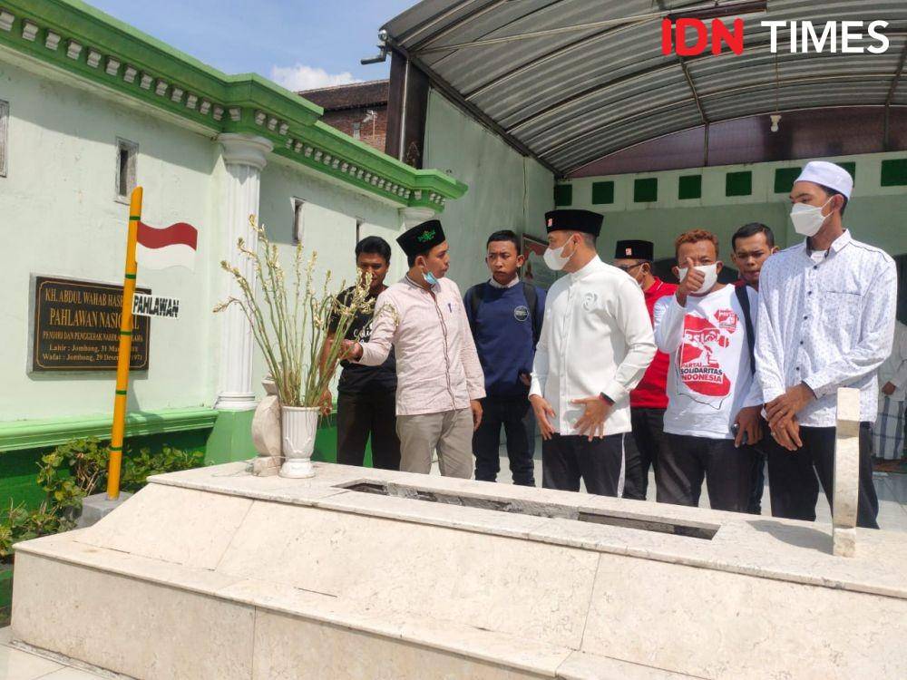 Giring ziarah di makam pahlawan KH Abdul Wahab Chasbullah. IDN Times/Zainul Arifin