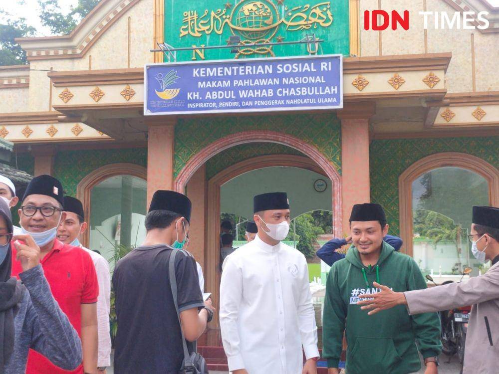 Giring Ganesha ziarah makam pahlawan Kiai Wahab Chasbullah. IDN Times/Zainul Arifin
