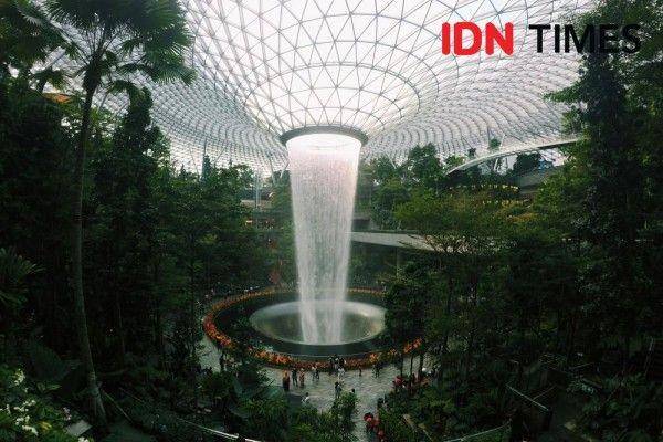 Ilustrasi Jewel di Bandara Changi Singapura (IDN Times/Masdalena Napitupulu)