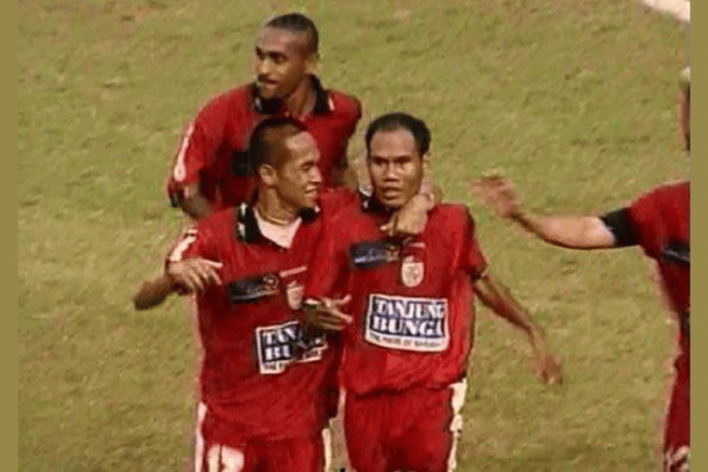 Duo striker PSM Makassar di Ligina 1999/2000, Kurniawan Dwi Yulianto dan Rachman Usman, merayakan gol yang dicetak pada laga final kontra Mitra Kukar. (YouTube.com/MACZMAN CHANNEL)