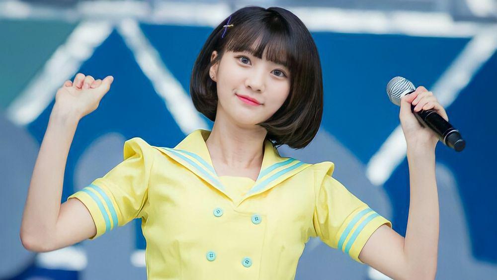 Cedera Punggung, 9 Potret Memukau Binnie "Oh My Girl" di Atas Panggung