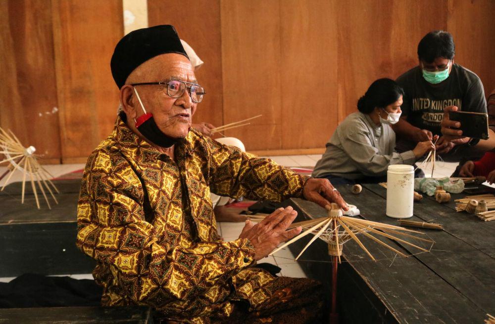 Cerita Mbah Rasimun, Pelestari Seni Payung Kertas Asal Malang