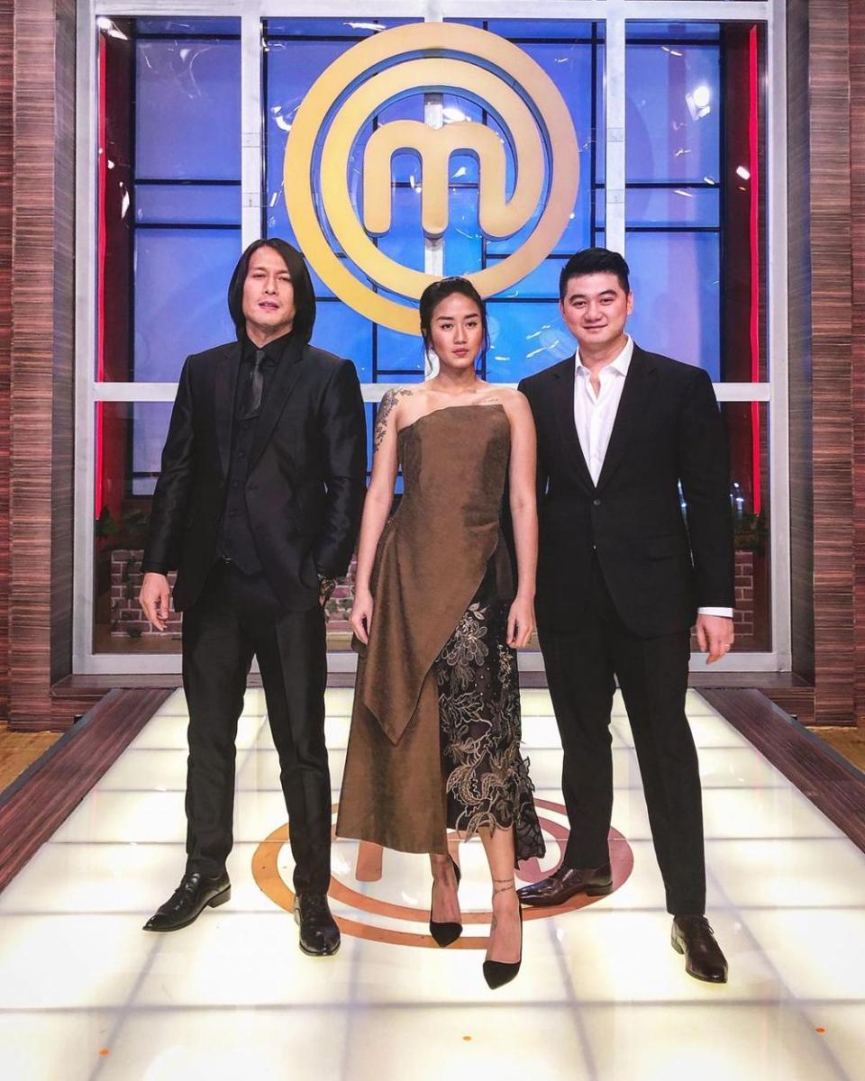 Mahir Memasak, 9 Potret Adu Gaya Juri 'MasterChef' Saat di Dapur