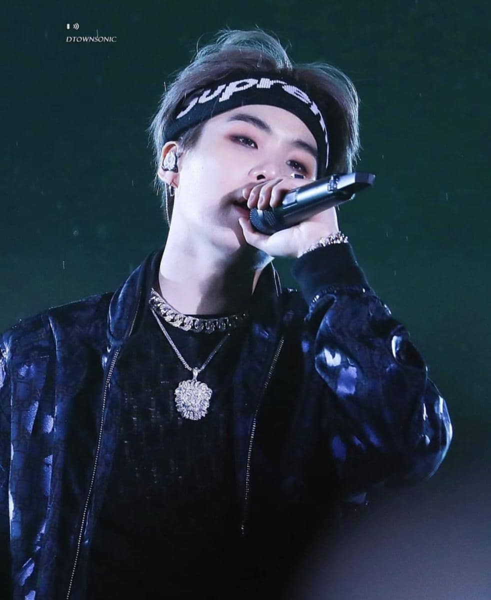 10 Potret Penampilan Suga di Atas Panggung yang Bakal Bikin ARMY Rindu