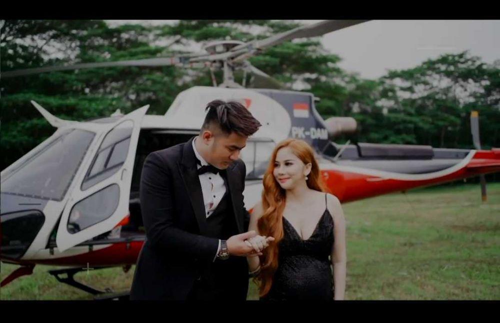 Pakai Helikopter, 10 Momen Manis Gender Reveal Istri Guntur Triyoga