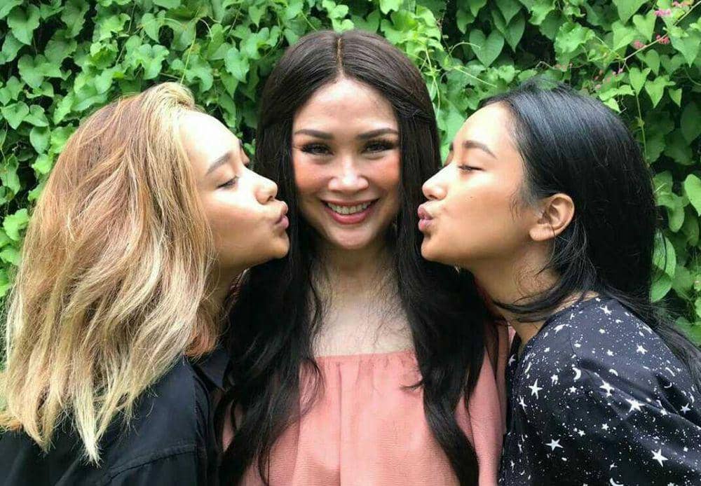 Warisi Bakat Sang Mama, Ini 9 Potret Titi DJ dan Putri Kembarnya