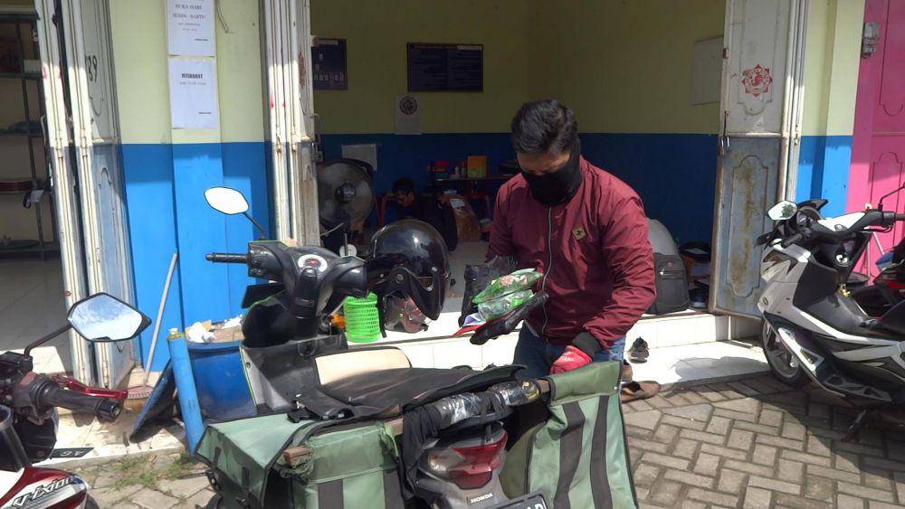 Jasa kurir dan pengiriman barang di Tulungagung berkembang saat pandemik, IDN Times/ Bramanta Pamungkas