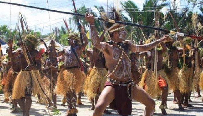 ilustrasi masyarakat Papua yang semangat (berbol.co.id)