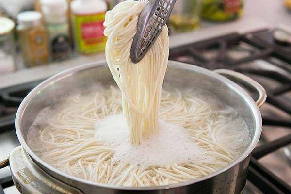 Merebus mi (simplyrecipes.com)