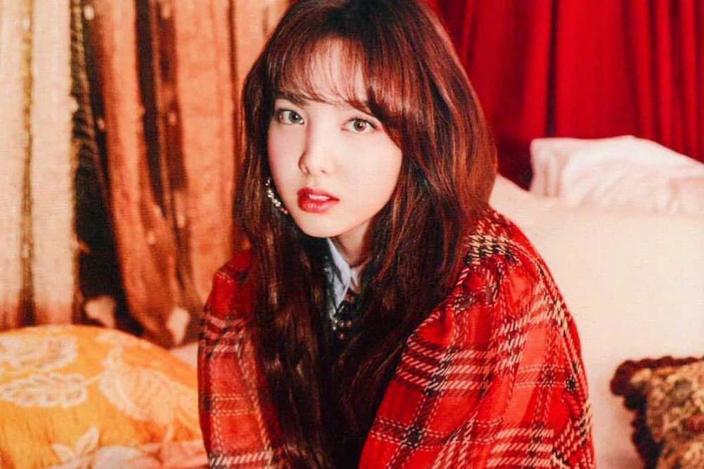 10 Potret Nayeon Twice dengan Outfit Merah, Cerah Menawan!