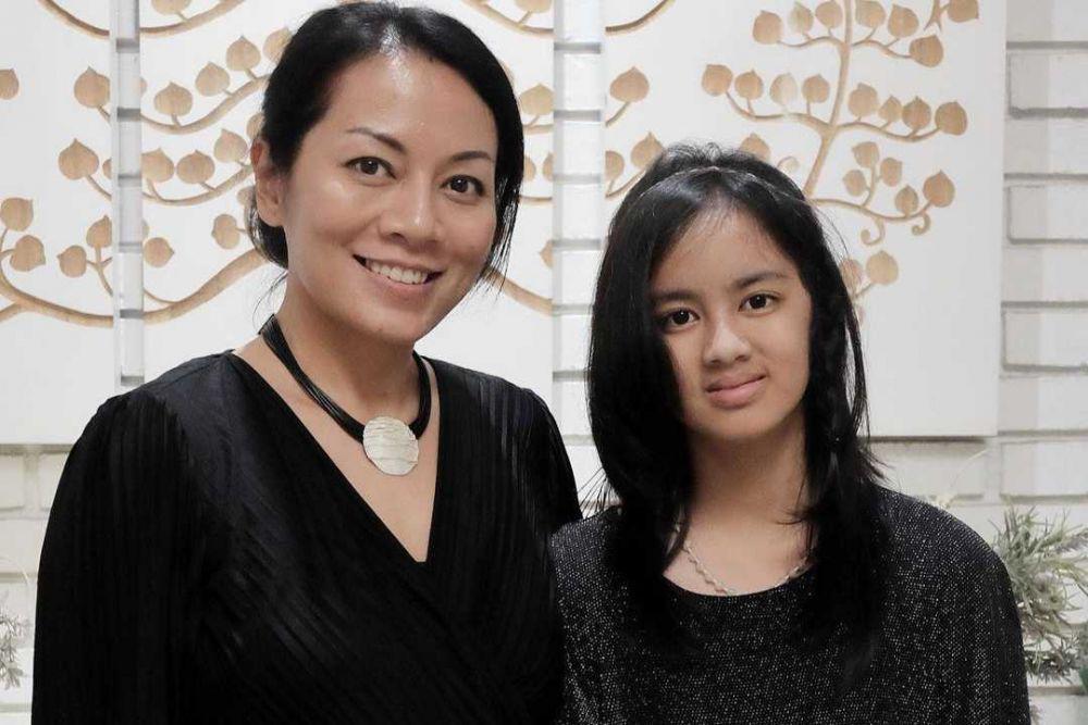 Kompak Abis, 10 Potret Kedekatan Dee Lestari dan Putri Bungsunya