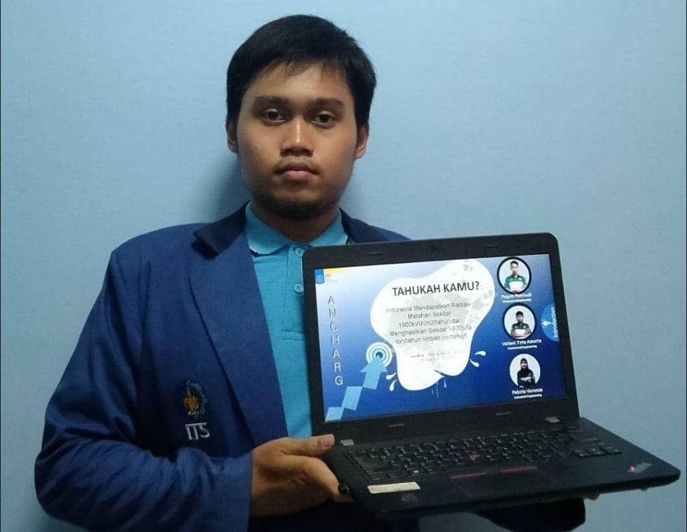 Mahasiswa ITS yang merancang smart charging station. Dok. Humas ITS