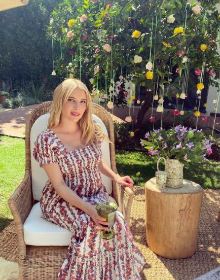 Hamil Anak Pertama, 10 Pesona Memikat Emma Roberts dengan Baby Bump