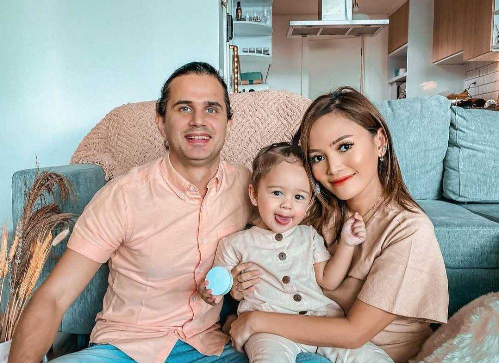 9 Potret Hangat Keluarga Kecil Rachel Goddard Si Beauty Vlogger Kocak