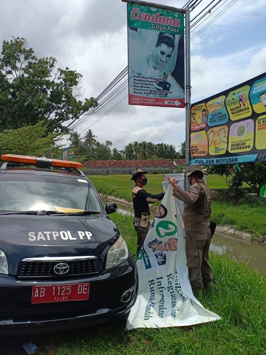 Bawaslu Sleman melakukan penertiban APK. Dok: istimewa