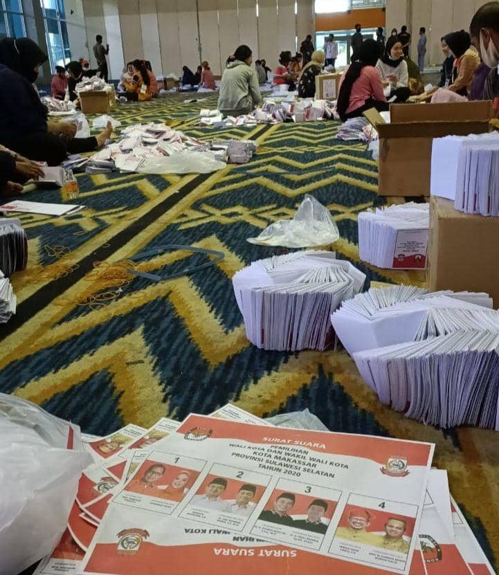 Proses sortir dan lipat surat suara Pilkada Makassar 2020. IDN Times/KPU Makassar