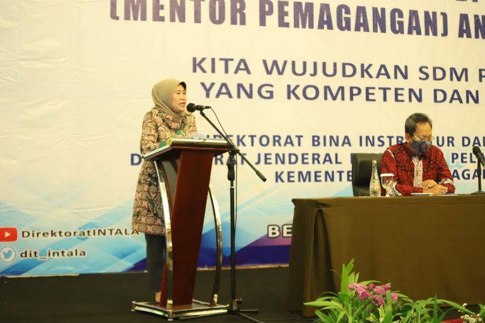 Direktur Bina Intala, Fauziah, saat membuka pelatihan pelatih di Tempat Kerja (Mentor Pemagangan) Angkatan XII - XVIII, di Kota Bekasi, Jawa Barat, Minggu (22/11/2020) malam./Dok. Kemnaker