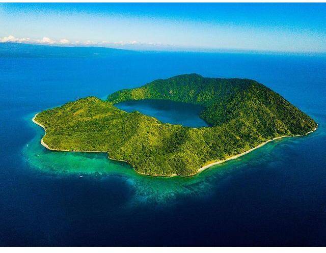 Pulau Satonda yang mana air di dalam danau adalah air asin. (Instagram.com/diiazakbar)