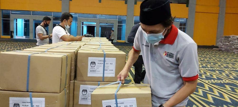 Proses sortir dan lipat surat suara Pilkada Makassar 2020. IDN Times/KPU Makassar
