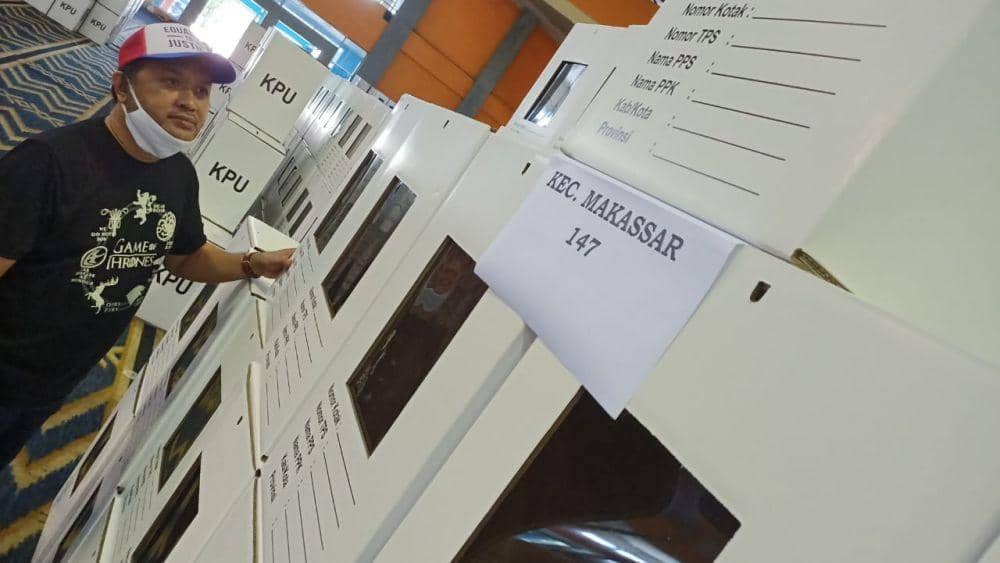 Proses sortir dan lipat surat suara Pilkada Makassar 2020. IDN Times/KPU Makassar
