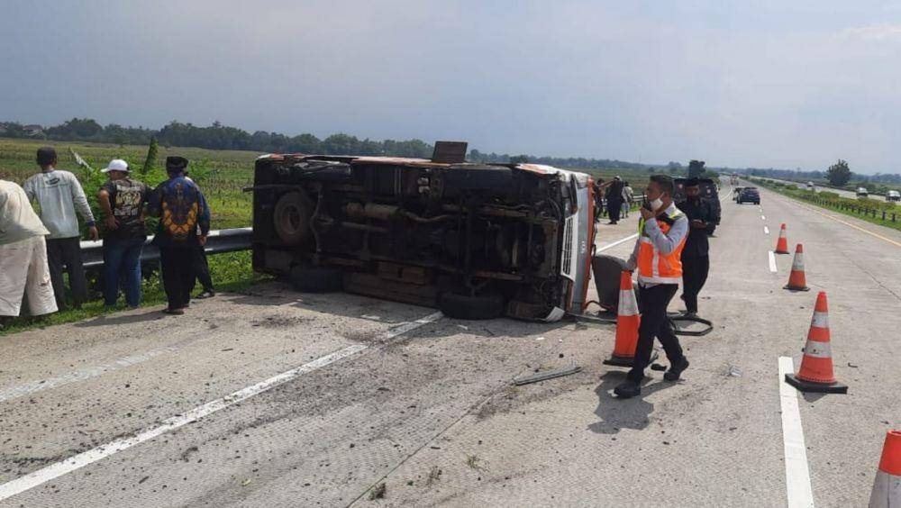 Petugas melakukan olah TKP laka Isuzu Elf di Tol Jombang. IDN Times/Istimewa