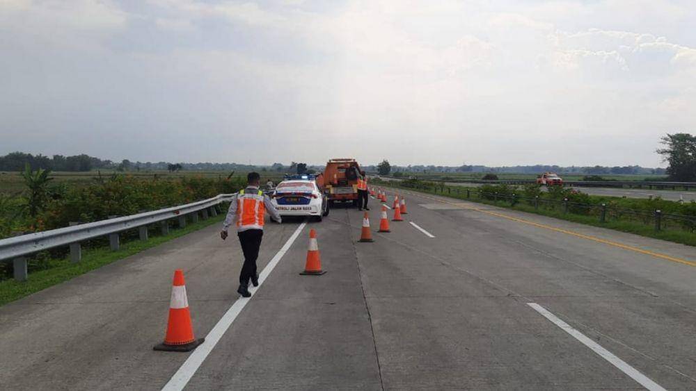 Petugas mengevakuasi isuzu elf yang kecelakaan di tol Jombang. IDN Times/Istimewa