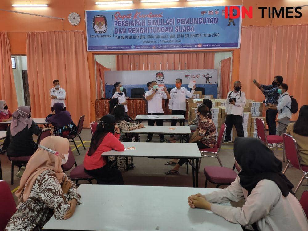 Kertas surat suara yang kurang dan rusak akan dicatat dan dilaporkan untuk kemudian dicetak ulang, Senin (23/11/2020). (IDN Times  / Hilmansyah)
