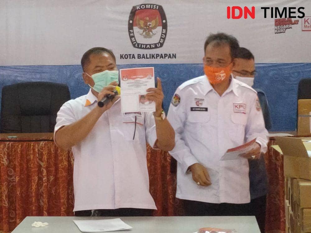 Ketua KPU Kota Balikpapan Noor Thoha memberikan arahan tata cara menyortir dan melipat kertas surat suara, Senin (23/11/2020). (IDN Times  / Hilmansyah)