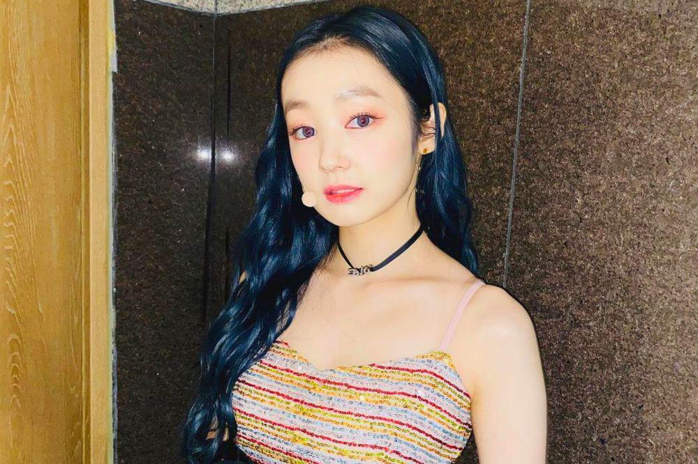 9 Potret Terbaru Lea Secret Number dengan Rambut Dark Blue, Charming!