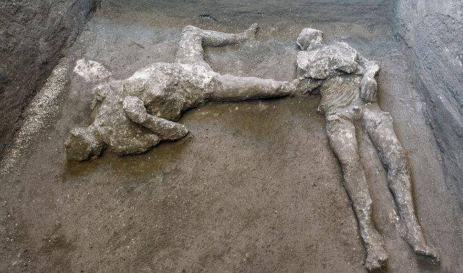 Sisa-sisa kerangka dari 2 orang yang mencoba melarikan diri dari letusan Gunung Vesuvius hampir 2.000 tahun yang lalu ditemukan di Pompeii, Italiatwitter.com/arabnews