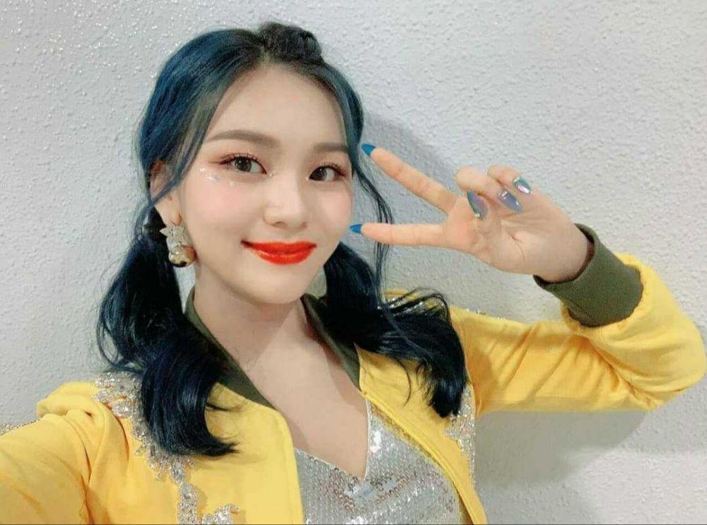 10 Potret Terbaru Umji GFriend dengan Rambut Biru
