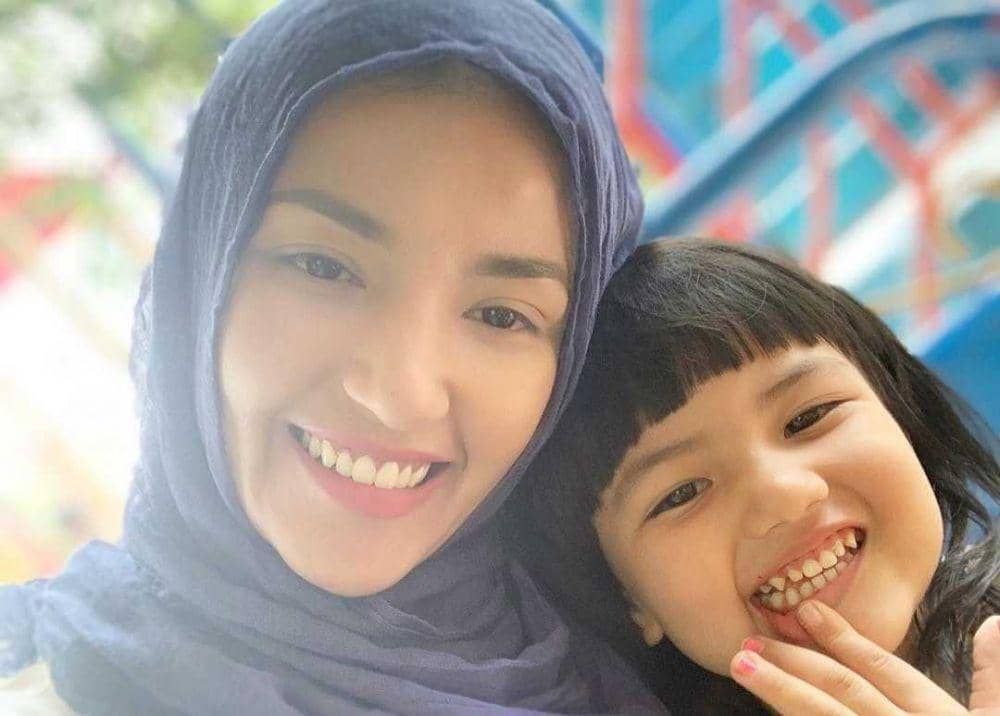 Bak Pinang Dibelah Dua, 9 Potret Manis Tsania Marwa dan Putrinya